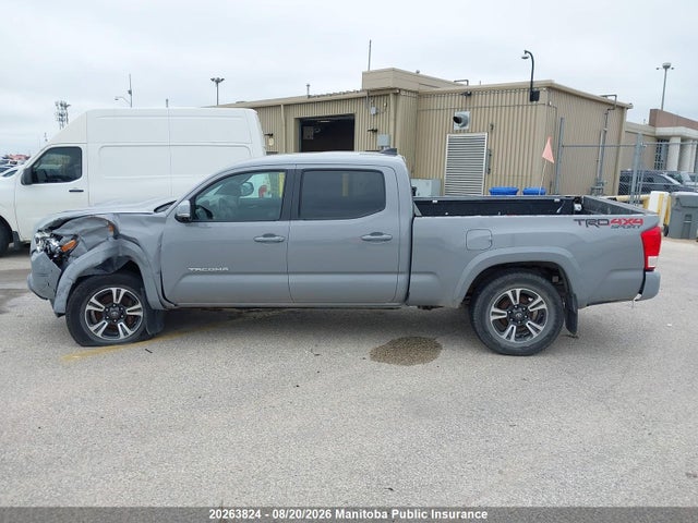 2018 Toyota Tacoma Double Cab V6 მანქანა იყიდება აუქციონზე, vin: 5TFDZ5BN7JX032742, აუქციონის ნომერი: 20263824