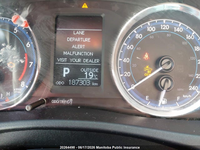 2T1BURHE3JC028044 Toyota COROLLA LE