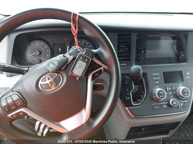 2015 Toyota Sienna Se V6 მანქანა იყიდება აუქციონზე, vin: 5TDZK3DC8FS590011, აუქციონის ნომერი: 20267311