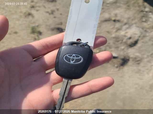2T1BURHE5JC058615 Toyota COROLLA LE