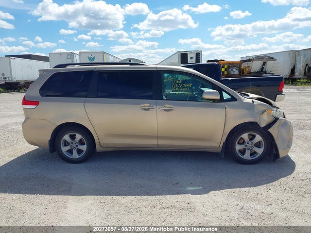 20273057 :رقم المزاد ، 5TDKK3DC2CS218001 vin ، 2012 Toyota Sienna Se V6 مزاد بيع
