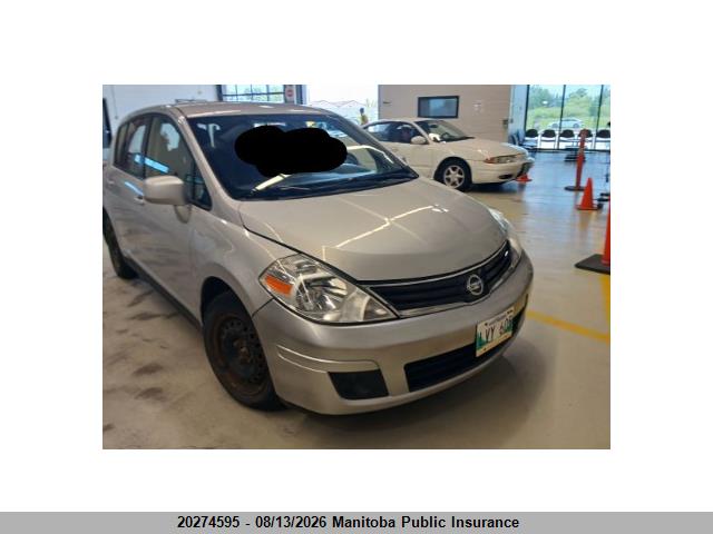 20274595 :رقم المزاد ، 3N1BC1CP3BL371077 vin ، 2011 Nissan Versa 1.8 S مزاد بيع