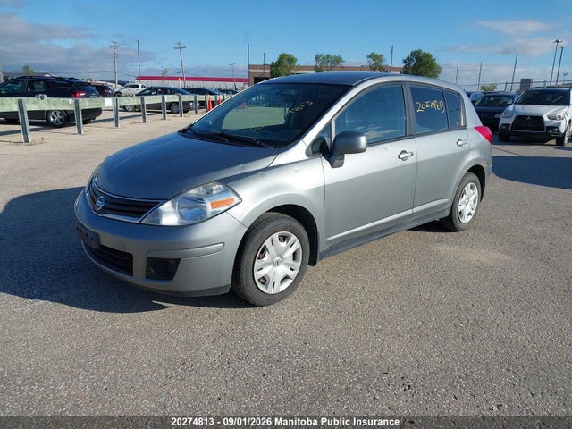 20274813 :رقم المزاد ، 3N1BC1CP3CL363191 vin ، 2012 Nissan Versa 1.8 S مزاد بيع