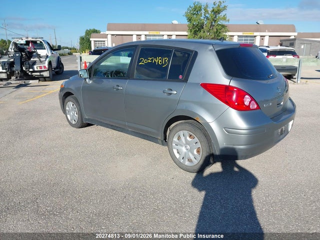 20274813 :رقم المزاد ، 3N1BC1CP3CL363191 vin ، 2012 Nissan Versa 1.8 S مزاد بيع