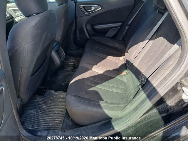 20278745 :رقم المزاد ، 1C3CCCFB4FN557167 vin ، 2015 Chrysler 200 Lx مزاد بيع