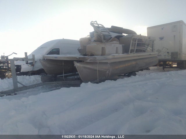 5KYMB2015L1021302 Godfrey Boat