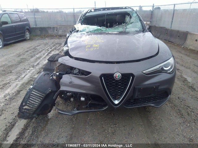 Alfa Romeo 2018 2018 ZASFAKNN6J7C05068 Image 13