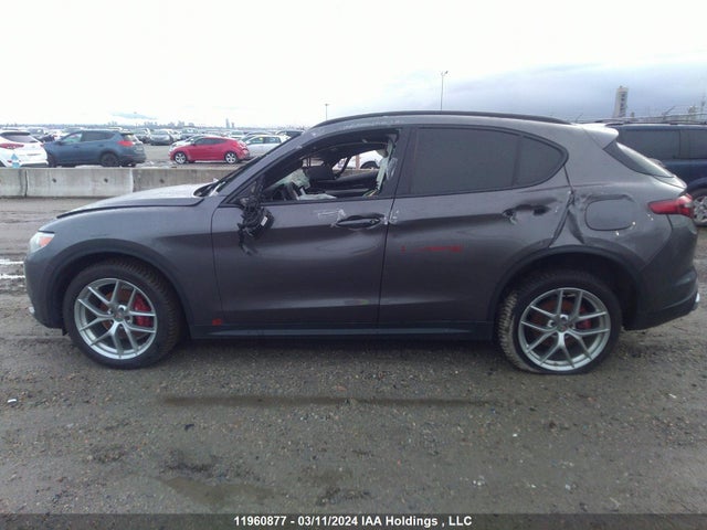 Alfa Romeo 2018 2018 ZASFAKNN6J7C05068 Image 15