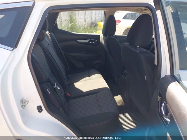 JN1BJ1CV4LW267973 Nissan Qashqai Sv 4d
