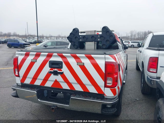 12125697 :رقم المزاد ، 3GCUKSEC8JG559142 vin ، 2018 Chevrolet Silverado 1500 مزاد بيع