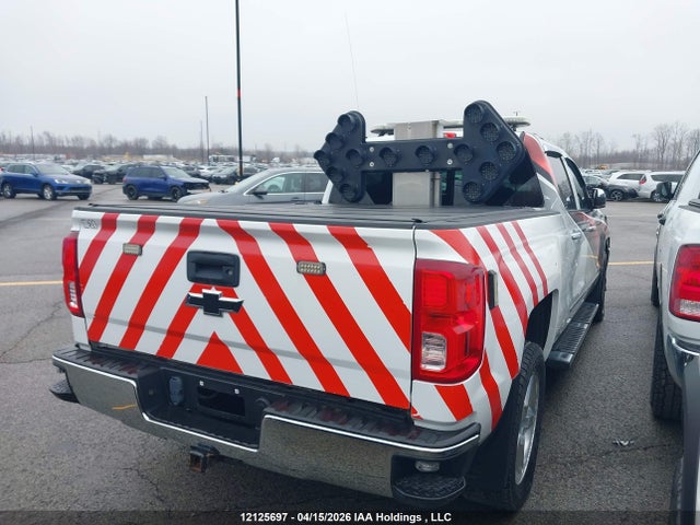 12125697 :رقم المزاد ، 3GCUKSEC8JG559142 vin ، 2018 Chevrolet Silverado 1500 مزاد بيع