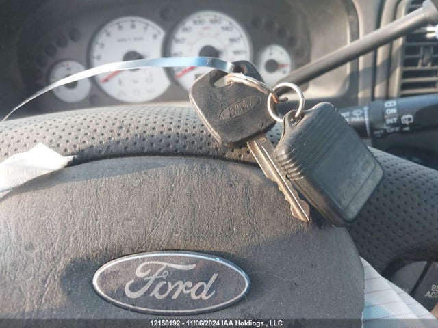 12150192 :رقم المزاد ، 1FMYU02122KD08318 vin ، 2002 Ford Escape مزاد بيع