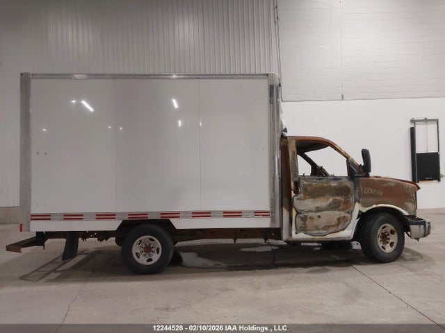7GZ07RFG2KN002572 GMC Savana Cutaway Work Van