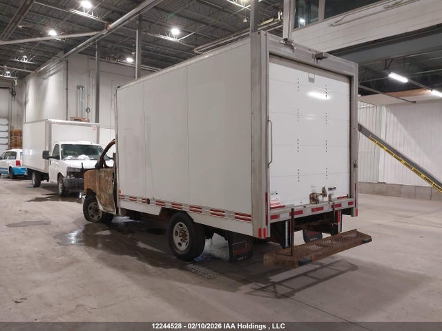 7GZ07RFG2KN002572 GMC Savana Cutaway Work Van
