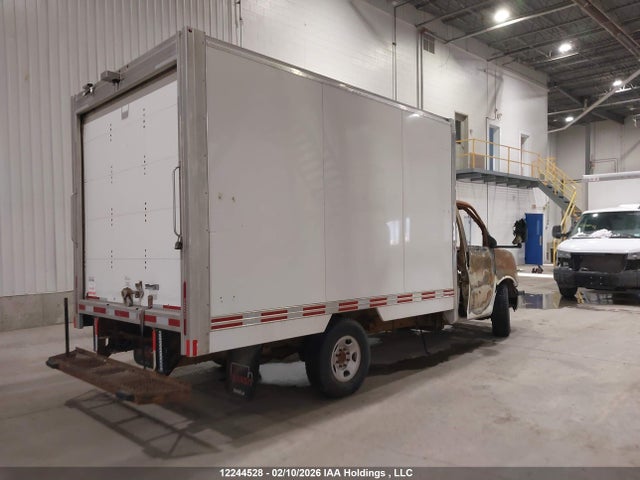 7GZ07RFG2KN002572 GMC Savana Cutaway Work Van