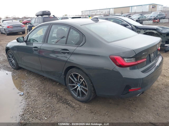 BMW 330e 2022 WBA5P9C03NFM24453 Image 3