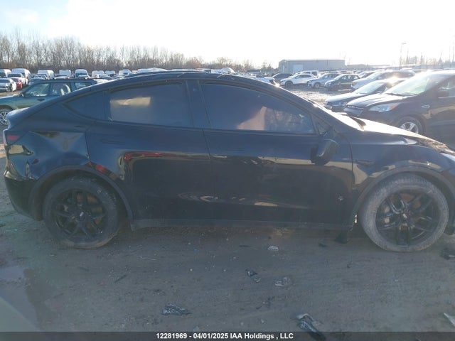 12281969 :رقم المزاد ، 7SAYGDEE0NF573227 vin ، 2022 Tesla Model Y Long Range مزاد بيع