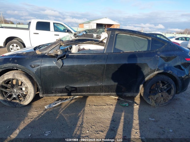 12281969 :رقم المزاد ، 7SAYGDEE0NF573227 vin ، 2022 Tesla Model Y Long Range مزاد بيع