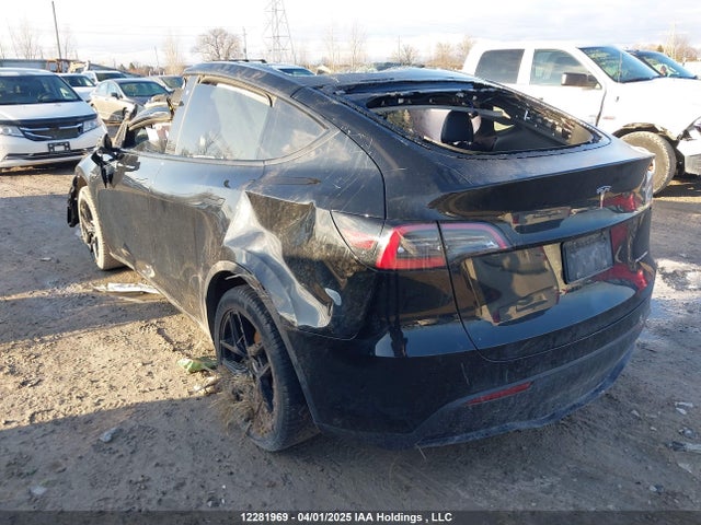 12281969 :رقم المزاد ، 7SAYGDEE0NF573227 vin ، 2022 Tesla Model Y Long Range مزاد بيع