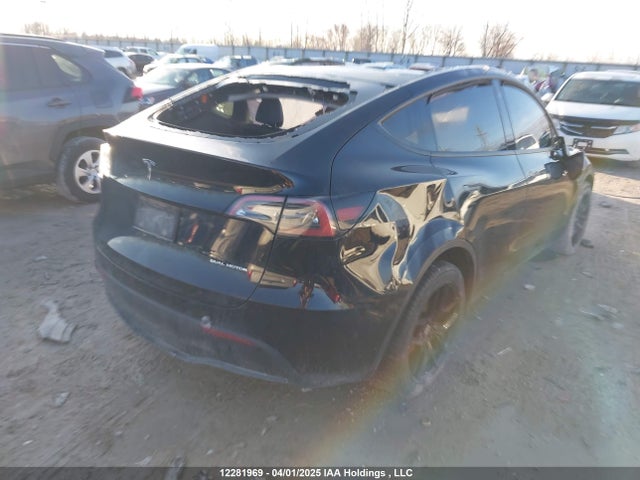 12281969 :رقم المزاد ، 7SAYGDEE0NF573227 vin ، 2022 Tesla Model Y Long Range مزاد بيع