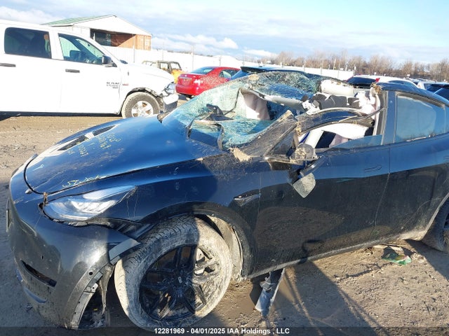 12281969 :رقم المزاد ، 7SAYGDEE0NF573227 vin ، 2022 Tesla Model Y Long Range مزاد بيع