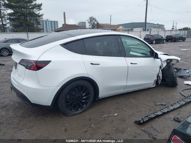 Tesla Model Y 2022 7SAYGDEE1NF330266 Image 13