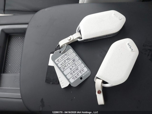 KNDAEFS56S6060012 KIA ev9