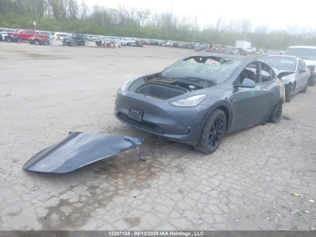 Tesla Model Y 2021 5YJYGAEE3MF136980 Image 2