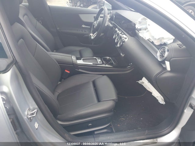 W1K5J4HB5SN519945 Mercedes-Benz m260