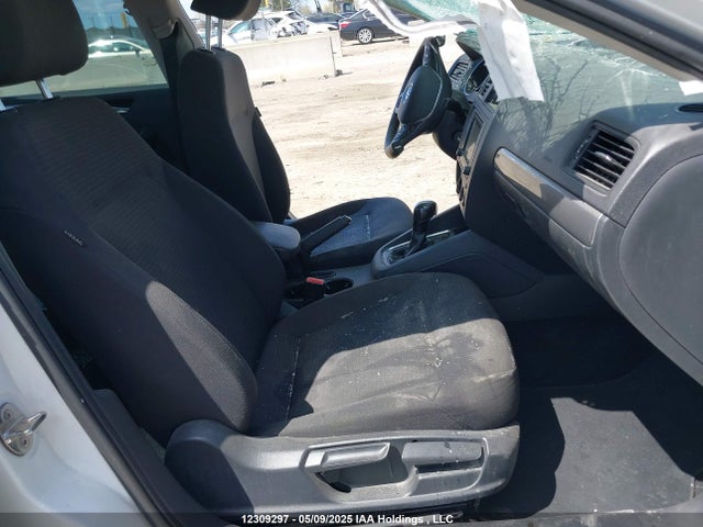 3VW267AJ9GM390947 Volkswagen 2016