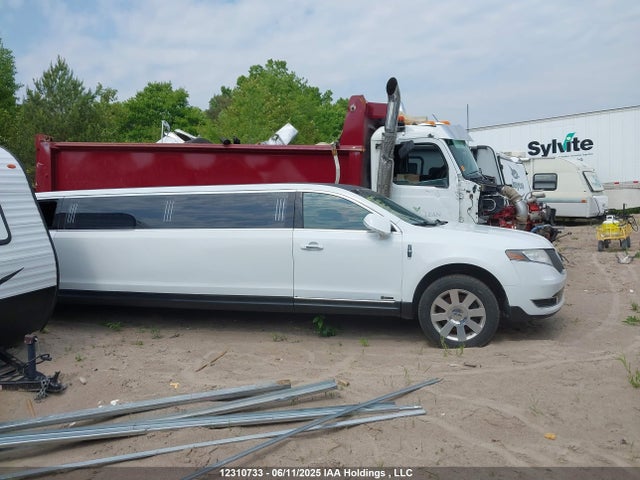 Lincoln MKT 2014 2L1MJ5LK2EBL56302 Image 14