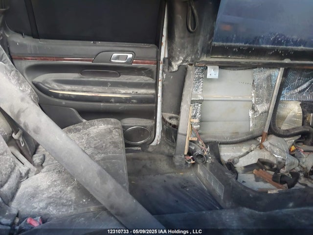 Lincoln MKT 2014 2L1MJ5LK2EBL56302 Image 8