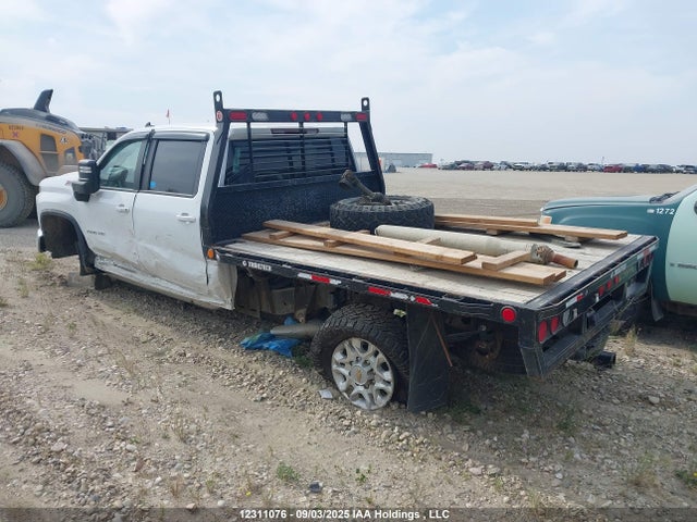 Chevrolet l8t 2023 1GC4YTE71PF218375 Image 3