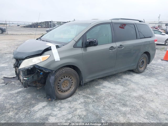 12315997 :رقم المزاد ، 5TDZK3DC2CS204114 vin ، 2012 Toyota Sienna مزاد بيع