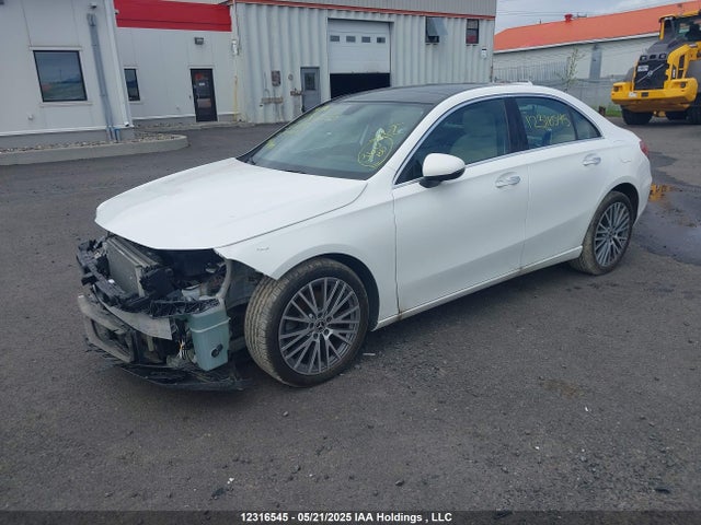 W1K3G4FB1NJ357817 Mercedes-Benz m260
