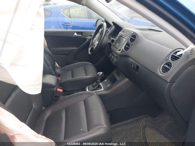 WVGNV7AX0HK038240 Volkswagen Tiguan