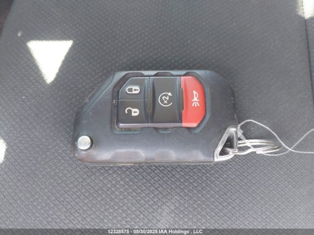 1C4HJXEG8JW124840 Jeep Wrangler Unlimited Sahara