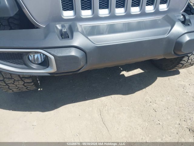 1C4HJXEG8JW124840 Jeep Wrangler Unlimited Sahara