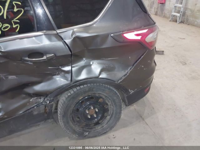 1FMCU9J90HUA72805 Ford Escape Titanium