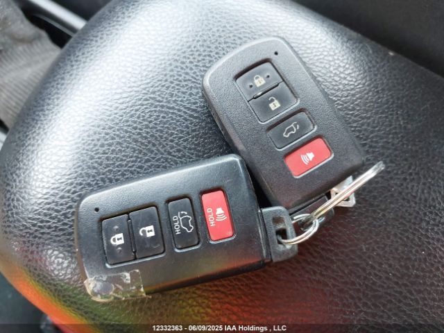 2T3RFREV9JW767177 Toyota Rav4 Xle