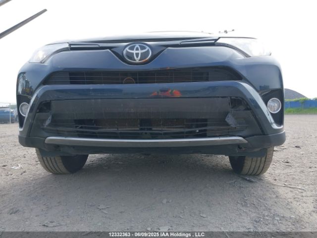 2T3RFREV9JW767177 Toyota Rav4 Xle