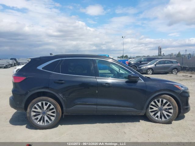1FMCU9DZXMUA71232 Ford Escape Titanium