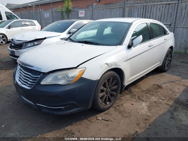 Chrysler 200 2014 1C3CCBBB5EN100737 Image 2
