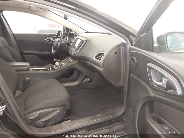 1C3CCCAG3FN640804 Chrysler 2015