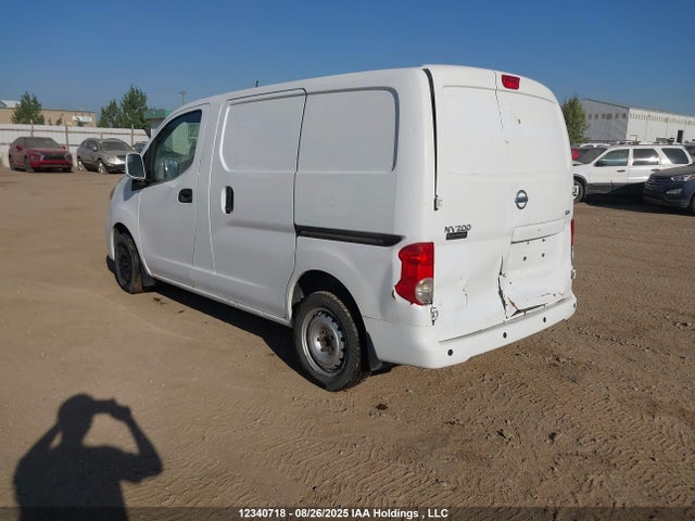 3N6CM0KN9FK724701 Nissan 2015