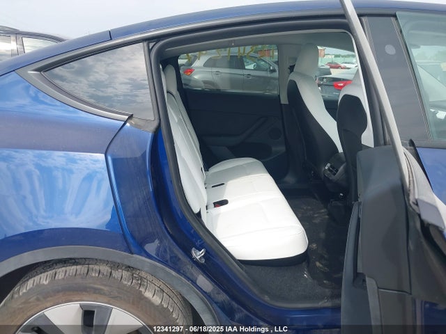 Tesla Model Y 2024 7SAYGDEE8RF084404 Image 8