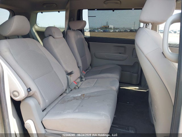 KIA 2018 2018 KNDMB5C17J6375637 Image 8