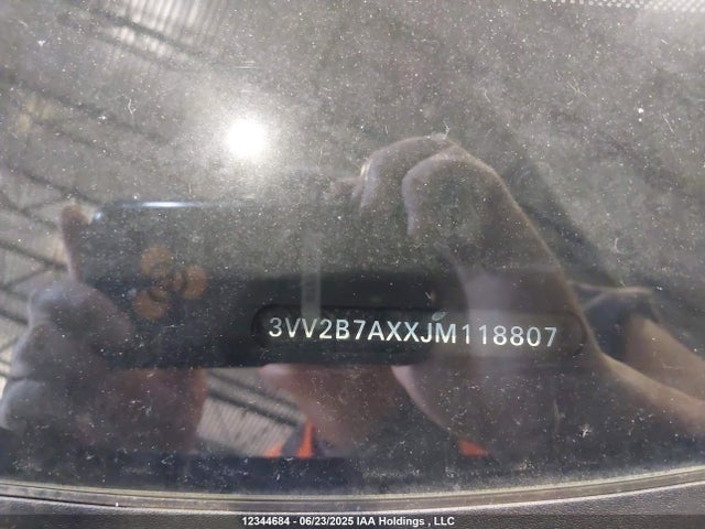 3VV2B7AXXJM118807 Volkswagen Tiguan