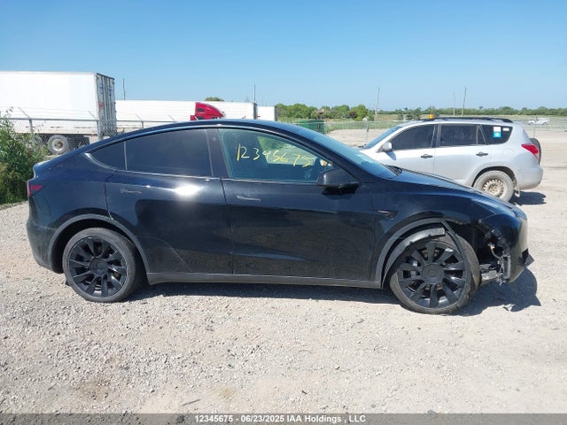 7SAYGDEE9NF424105 Tesla Model Y