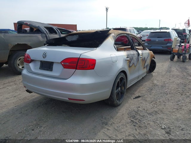 3VW2K7AJ1EM220624 Volkswagen 2014